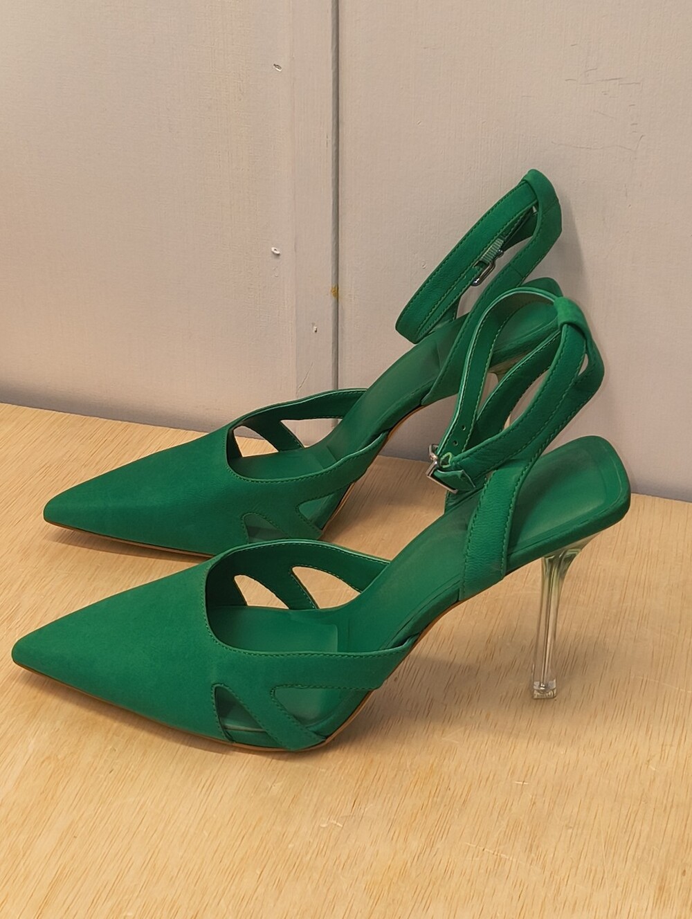 Green Gianni Bini Slingback Pointed Toe With A Clear Heel Size 11M - Picture 2 of 8